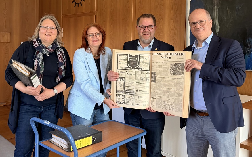 Oberbürgermeister Nico Lauxmann (Zweiter von rechts) und Stadtarchivarin Natascha Richter (links) freuen sich über die Sammlung der Kornwestheimer Zeitung, die sie von Karin Götz und Uwe Reichert von der Zeitungsgruppe Stuttgart GmbH überreicht bekamen.