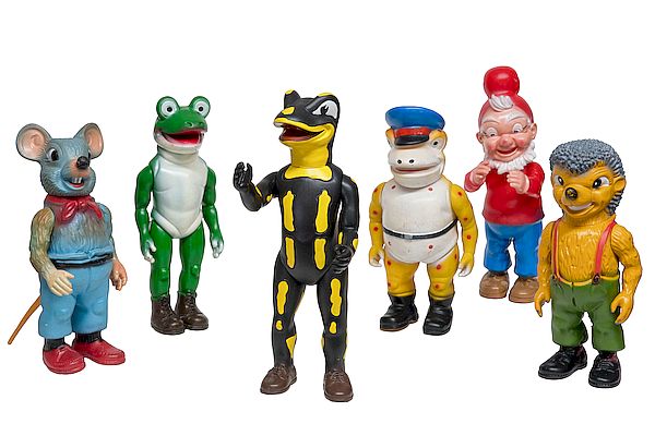 Sechs Figuren der Firma Salamander von Lurchi und seinen Freunden. Foto: Ingo Kröner.