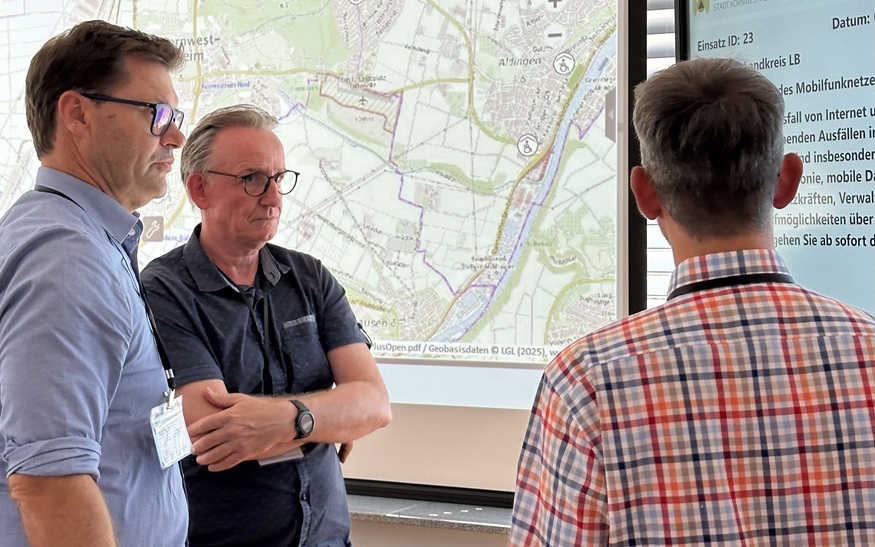 Erster Bürgermeister Daniel Güthler und Michael Siegel, Leiter des Fachbereichs Sicherheit und Ordnung, bei einer Lagebesprechung im Rahmen der Katastrophenschutzübung.