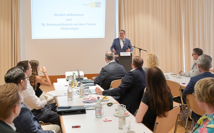 Oberbürgermeister Nico Lauxmann eröffnet das Businessfrühstück mit einem Überblick über aktuelle wirtschaftliche und kommunale Herausforderungen.