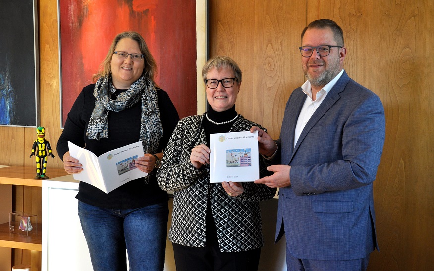 Dr. Ruth Kappel (Mitte) überreichte Oberbürgermeister Nico Lauxmann und Stadtarchivarin Natascha Richter jeweils ein Exemplar der Beiträge 2023 zur Kornwestheimer Geschichte.