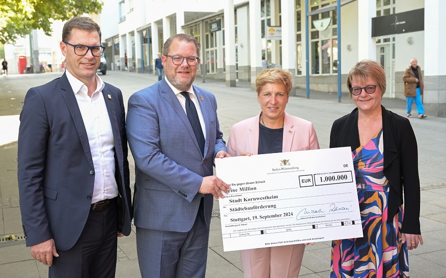 Ministerin Nicole Razavi (Zweite von rechts) überreichte Erster Bürgermeister Daniel Güthler (von links), Oberbürgermeister Nico Lauxmann und Bürgermeisterin Martina Koch-Haßdenteufel den Förderscheck über eine Million Euro.