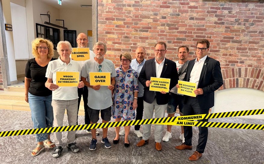 Auch die Stadt Kornwestheim hat sich mit Vertreterinnen und Vertretern der Gemeinderatsfraktionen am Aktionstag "Kommunen am Limit" beteiligt. Auch die Stadt Kornwestheim hat sich mit Vertreterinnen und Vertretern der Gemeinderatsfraktionen am Aktionstag "Kommunen am Limit" beteiligt.