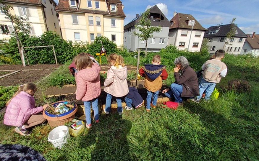 Die Kinder der Bebelstraße pflegen ihr Beet mit Begeisterung