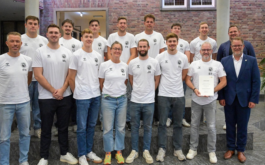 Sven Waldenmaier (rechts, hinten) hielt die Laudatio auf die Handballer des SV Salamander Kornwestheim e.V. und zeichnete sie für ihre Meisterschaft in der 3. Liga Süd aus.