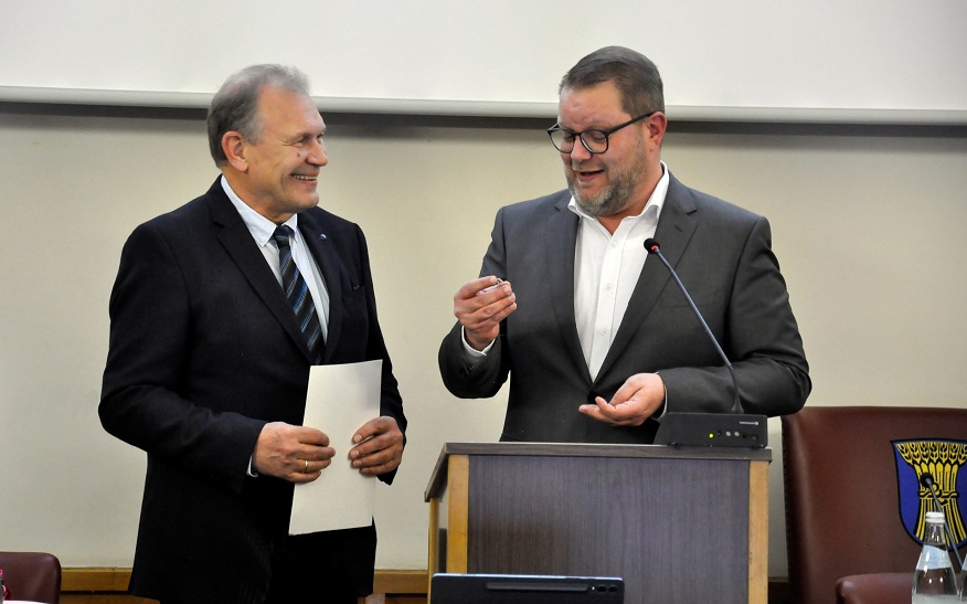Oberbürgermeister Nico Lauxmann (rechts) durfte Stadtrat Hans Bartholomä die Urkunde des Städtetags Baden-Württemberg und die silberne Anstecknadel überreichen.