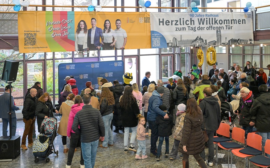 Der Tag der offenen Tür anlässlich des Rathausjubiläums lockte zahlreiche Kornwestheimerinnen und Kornwestheimer an.