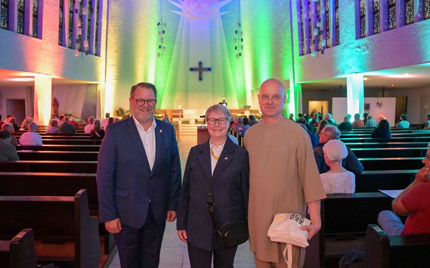 Oberbürgermeister Nico Lauxmann (von links), Dr. Ruth Kappel, Vorsitzende des Vereins für Geschichte und Heimatpflege Kornwestheim e.V., und Pfarrer Matthias Hambücher hatten zur Veranstaltung und die St.-Martinus-Kirche eingeladen. Oberbürgermeister Nico Lauxmann (von links), Dr. Ruth Kappel, Vorsitzende des Vereins für Geschichte und Heimatpflege Kornwestheim e.V., und Pfarrer Matthias Hambücher hatten zur Veranstaltung und die St.-Martinus-Kirche eingeladen.