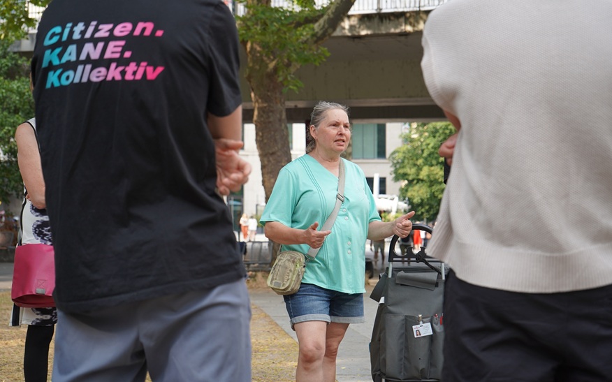 Auf einer gemeinsamen Tour erhalten die Teilnehmerinnen und Teilnehmer Einblicke in die Themenschwerpunkte Armut und Obdachlosigkeit. Foto: Citizen Kane Kollektiv e.V.