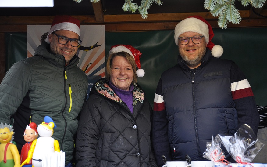 Betreuten zwei Stunden lang den städtischen Weihnachtsmarktstand: Erster Bürgermeister Daniel Güthler (von links), Bürgermeisterin Martina Koch-Haßdenteufel und Oberbürgermeister Nico Lauxmann.