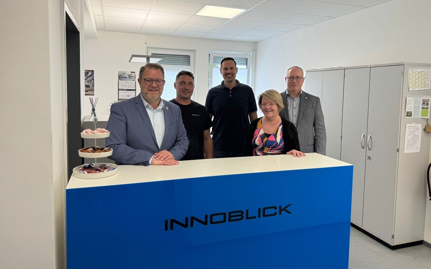 Jochen Bauer (Zweiter von links) und Christian Löffler (Mitte) haben Oberbürgermeister Nico Lauxmann, Bürgermeisterin Martina Koch-Haßdenteufel und Gernot Haiges von der städtischen Wirtschaftsförderung einen Einblick in ihr Tätigkeitsfeld gegeben.