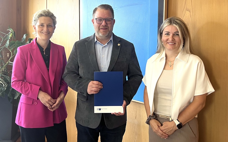 Freuen sich über die Kooperationsvereinbarung (von links): Sigrid Zimmerling, Leitende Geschäftsführerin IHK-Bezirkskammer Ludwigsburg, Nico Lauxmann, Oberbürgermeister der Stadt Kornwestheim, und Nicole Ackermann, Geschäftsführerin Kreishandwerkerschaft Ludwigsburg Freuen sich über die Kooperationsvereinbarung (von links): Sigrid Zimmerling, Leitende Geschäftsführerin IHK-Bezirkskammer Ludwigsburg, Nico Lauxmann, Oberbürgermeister der Stadt Kornwestheim, und Nicole Ackermann, Geschäftsführerin Kreishandwerkerschaft Ludwigsburg