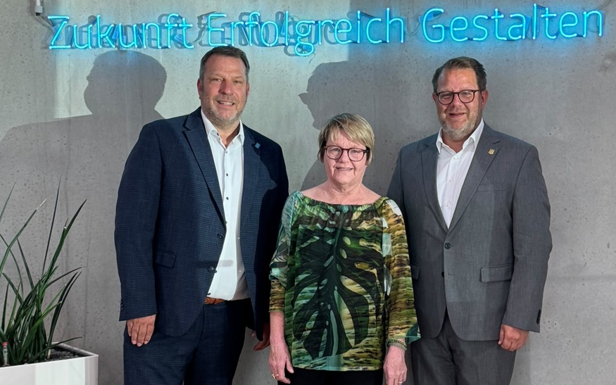 Vorstandsmitglied Christian Kössler (links) begrüßte Oberbürgermeister Nico Lauxmann und Bürgermeisterin Martina Koch-Haßdenteufel bei der ZEG in Kornwestheim.