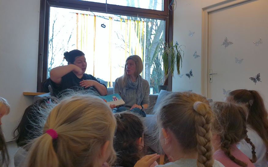 In der Kita Otterweg werden Bücher in Gebärdensprache vorgelesen In der Kita Otterweg werden Bücher in Gebärdensprache vorgelesen