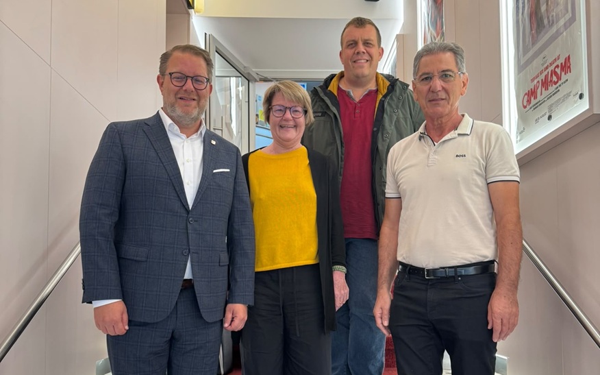 Oberbürgermeister Nico Lauxmann und Bürgermeisterin Martina Koch-Haßdenteufel waren zu Besuch im Capitol Kornwestheim bei Programmgestalter Tobias Scholz und Eigentümer Michail Toronidis (rechts).