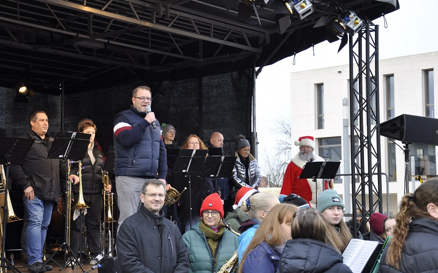 Oberbürgermeister Nico Lauxmann eröffnete den Weihnachtsmarkt mit einer Ansprache.