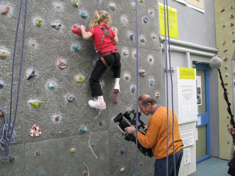 Kletterndes Mädchen mit Kameramann