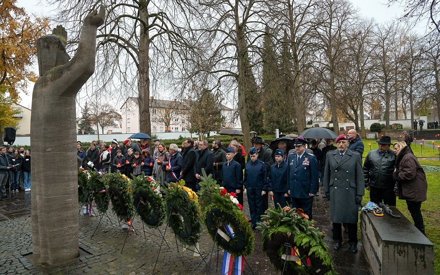 Gemeinsam gedachten die Partnerstädte mit Vertreterinnen und Vertretern aus Politik und Ehrenamt den Kriegstoten. Gemeinsam gedachten die Partnerstädte mit Vertreterinnen und Vertretern aus Politik und Ehrenamt den Kriegstoten.
