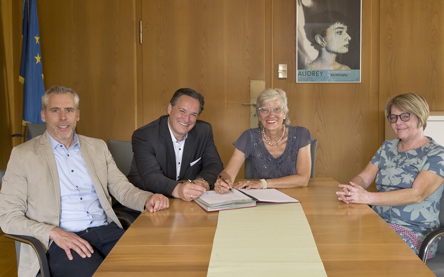 Johannes Rager (von links) und Christian Schneider, Geschäftsführer der Stadtwerke Ludwigsburg-Kornwestheim, haben mit Oberbürgermeisterin Ursula Keck und Bürgermeisterin Martina Koch-Haßdenteufel den Gaskonzessionsvertrag unterzeichnet.