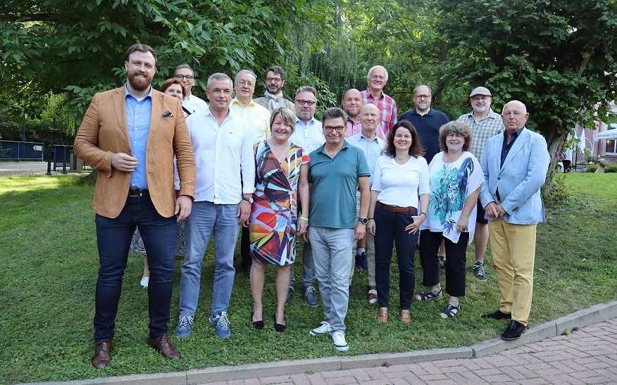 Bürgermeisterin Martina Koch-Haßdenteufel (vorne, Dritte von links), hier beim Treffen mit dem Weißenfelser Stadtrat, hat die Partnerstadt und den dortigen Oberbürgermeister Martin Papke (vorne links) anlässlich des Stadtfests besucht. Foto: Anke Fey/Stadt Weißenfels