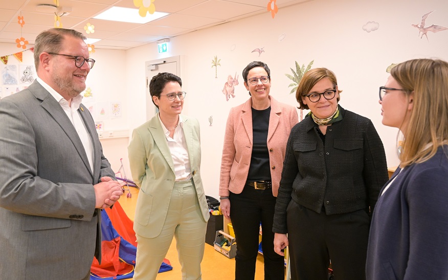 In der Erstaufnahmeeinrichtung in der Kornwestheimer Villeneuvestraße erhielten die Ministerin der Justiz und für Migration des Landes Baden-Württemberg, Marion Gentges, MdL, die Landtagsabgeordnete Silke Gericke, MdL, und Oberbürgermeister Nico Lauxmann Einblicke in die Abläufe und die Zusammenarbeit vor Ort. In der Erstaufnahmeeinrichtung in der Kornwestheimer Villeneuvestraße erhielten die Ministerin der Justiz und für Migration des Landes Baden-Württemberg, Marion Gentges, MdL, die Landtagsabgeordnete Silke Gericke, MdL, und Oberbürgermeister Nico Lauxmann Einblicke in die Abläufe und die Zusammenarbeit vor Ort.