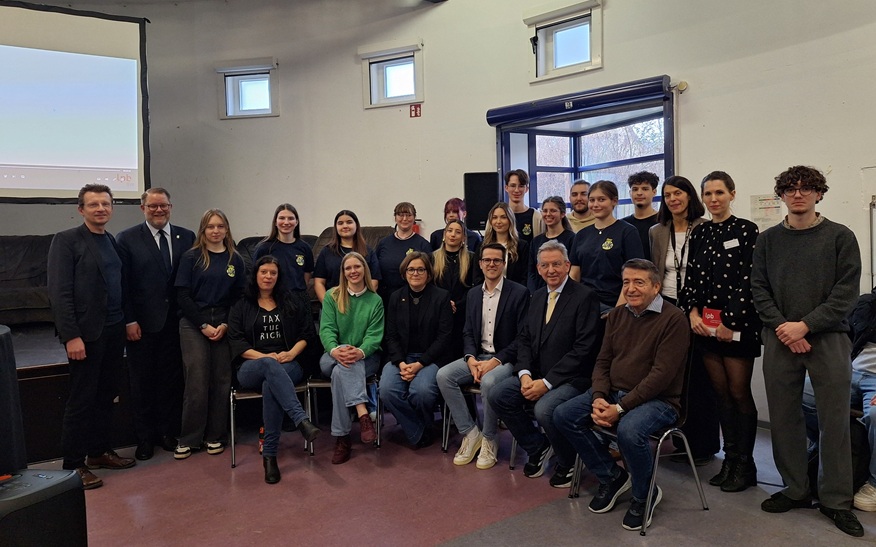 Über eine gelungene Veranstaltung freuten sich Oberbürgermeister Nico Lauxmann (Zweiter von links), die Kandidierenden (vordere Reihe), die JuDeKo sowie die Vertreterinnen und Vertreter der Landeszentrale für politische Bildung.