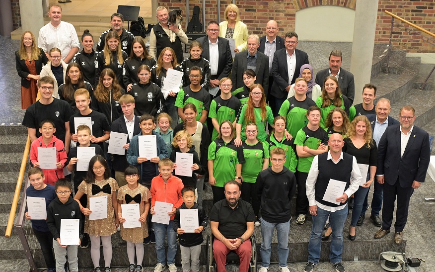 Mehr als 70 Sportlerinnen und Sportler sind am Donnerstagabend im Rathausfoyer für ihre herausragenden Auftritte geehrt worden.