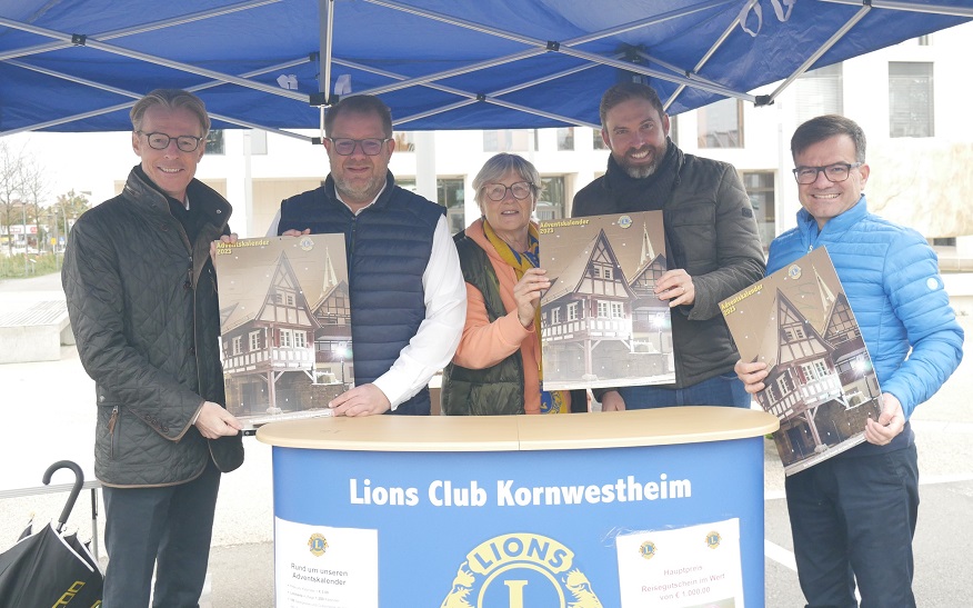 Oberbürgermeister Nico Lauxmann (Zweiter von links) unterstützte die Mitglieder Lions Clubs beim Verkauf der diesjährigen Adventskalender.