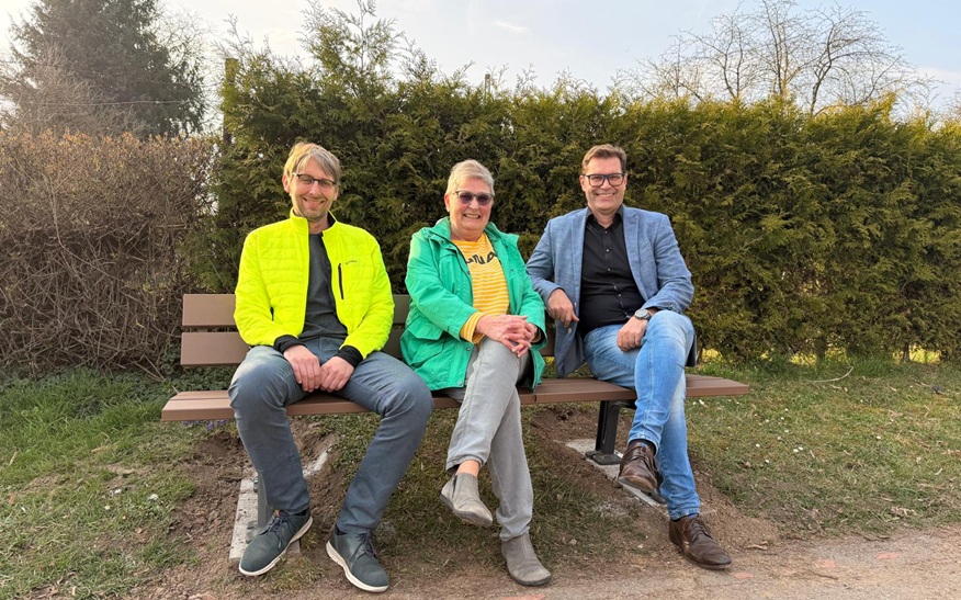Erster Bürgermeister Daniel Güthler (rechts) und Dirk Maisenhölder, Fachbereichsleiter Tiefbau und Grünflächen, danken Cornelia Grigo für ihr Engagement und die Spende.