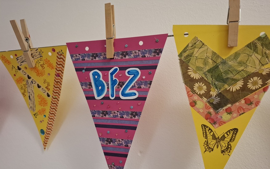 Gemeinsam haben die rund 90 Gäste unter anderem eine Wimpelkette gebastelt, die nun das BFZ schmückt.
