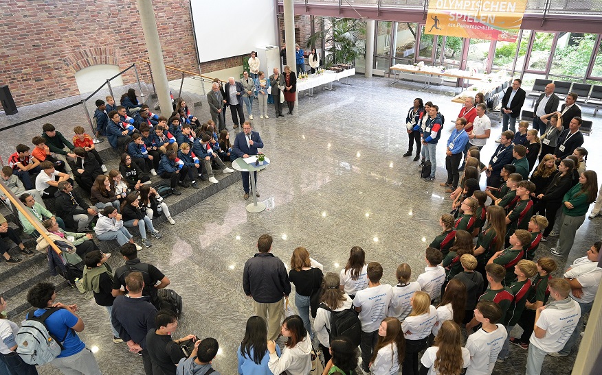 Oberbürgermeister Nico Lauxmann durfte beim Empfang der Partnerschulen im Rathausfoyer in zahlreiche strahlende Gesichter blicken.