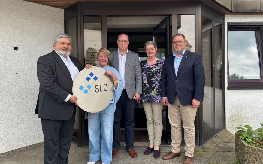 Klaus (links) und Alexandra Sautter (Zweite von rechts) haben Oberbürgermeister Nico Lauxmann, Bürgermeisterin Martina Koch-Haßdenteufel und Wirtschaftsförderer Gernot Haiges in ihren Räumlichkeiten in der Remsstraße empfangen.