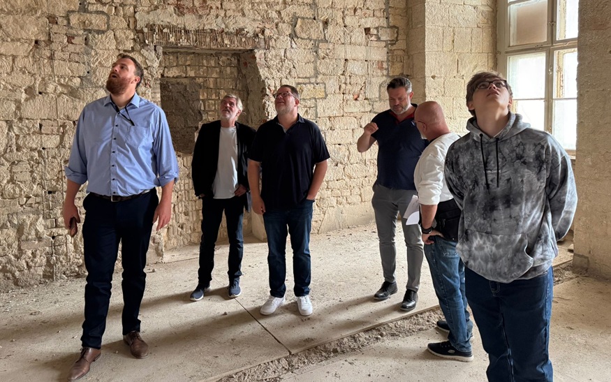 Die Delegation aus Kornwestheim besichtigt das Schloss Neu-Augustusburg