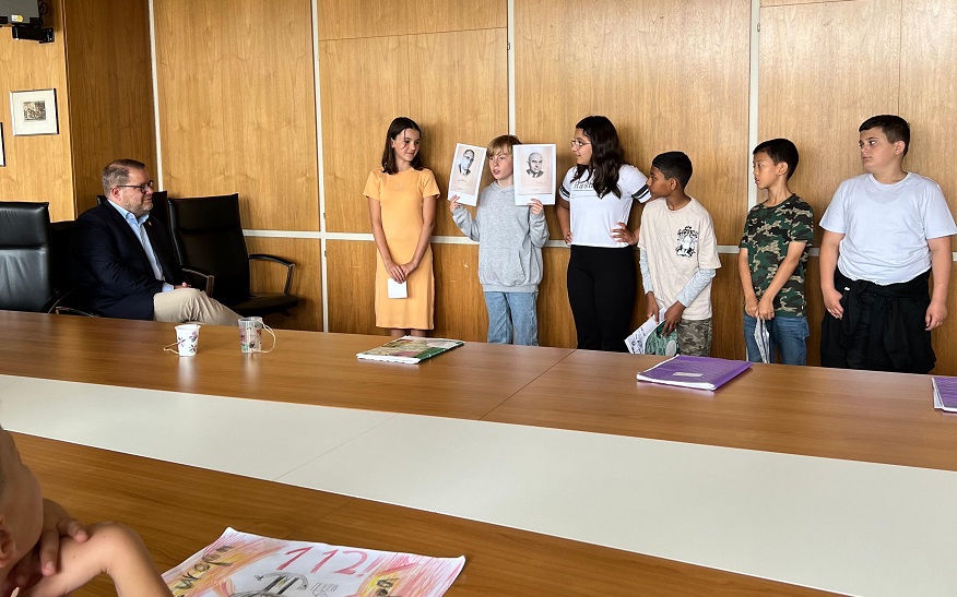 Die Schülerinnen und Schüler der Silcherschule präsentierten Oberbürgermeister Nico Lauxmann stolz, was sie im Rahmen des Europäischen Wettbewerbs gelernt und erarbeitet hatten.