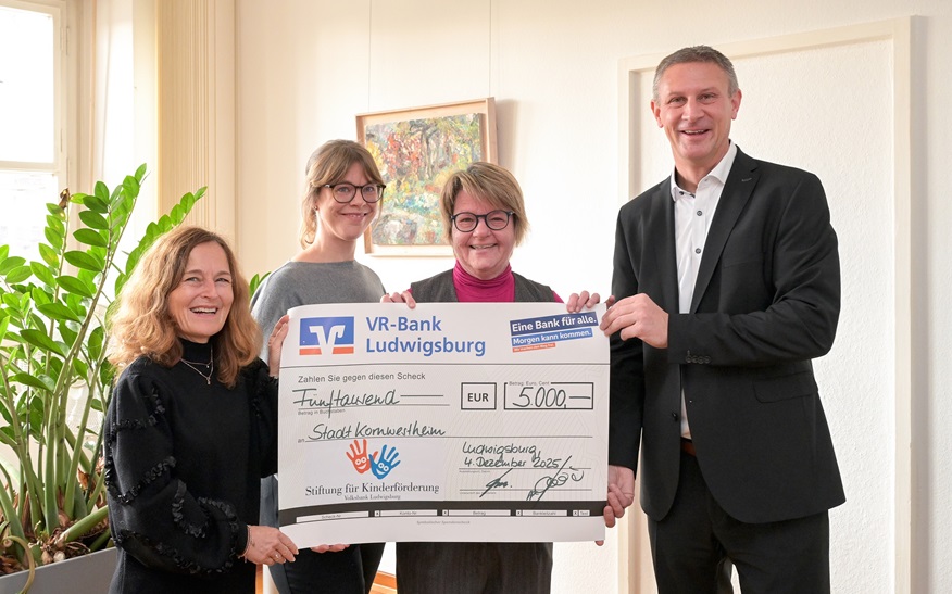 Birgit Scheurer (von links), Kathrin Damköhler und Bürgermeisterin Martina Koch-Haßdenteufel freuen sich über den Spendenscheck, den VR-Bank-Vorstandsmitglied Frank Kraaz am Donnerstagmorgen überreichte. 