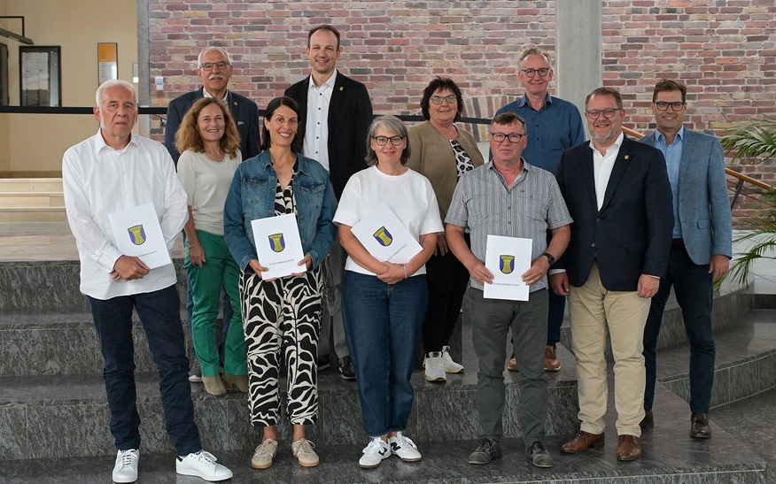 Guido Brodführer (vorne, von links), Tanja Solander-Popovic, Daniela Gerock und Frank Burchardt wurden für ihre langjährige Tätigkeit im öffentlichen Dienst und für die Stadt Kornwestheim ausgezeichnet.