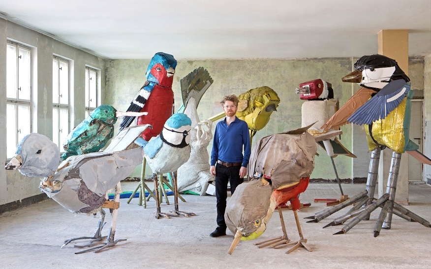 In seinem Atelier erschafft Matthias Garff Tiere aus Dingen, die die heutige Wegwerfgesellschaft im Alltag hinterlässt.