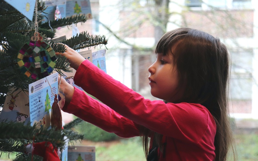 Die Kinder der Kita Kirch- und Bebelstraße haben den Weihnachtsbaum mit ihrem selbst gebastelten Schmuck dekoriert.