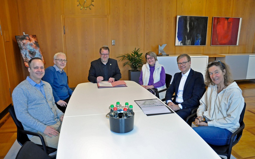 Freuen sich über die Pachtverlängerung (von links): Janilson Souza e silva, Theaterleiter des Autokinos Kornwestheim, Frank Hönes, Leiter der Abteilung Steuern und Liegenschaften, Oberbürgermeister Nico Lauxmann, Bürgermeisterin Martina Koch-Haßdenteufel, Markus Seidl, Geschäftsführer der Drive In Autokino Betriebs GmbH, sowie Daniela Jann, Gesellschafterin der DWJ Drive In Autokino Betriebs GmbH. Freuen sich über die Pachtverlängerung (von links): Janilson Souza e silva, Theaterleiter des Autokinos Kornwestheim, Frank Hönes, Leiter der Abteilung Steuern und Liegenschaften, Oberbürgermeister Nico Lauxmann, Bürgermeisterin Martina Koch-Haßdenteufel, Markus Seidl, Geschäftsführer der Drive In Autokino Betriebs GmbH, sowie Daniela Jann, Gesellschafterin der DWJ Drive In Autokino Betriebs GmbH.