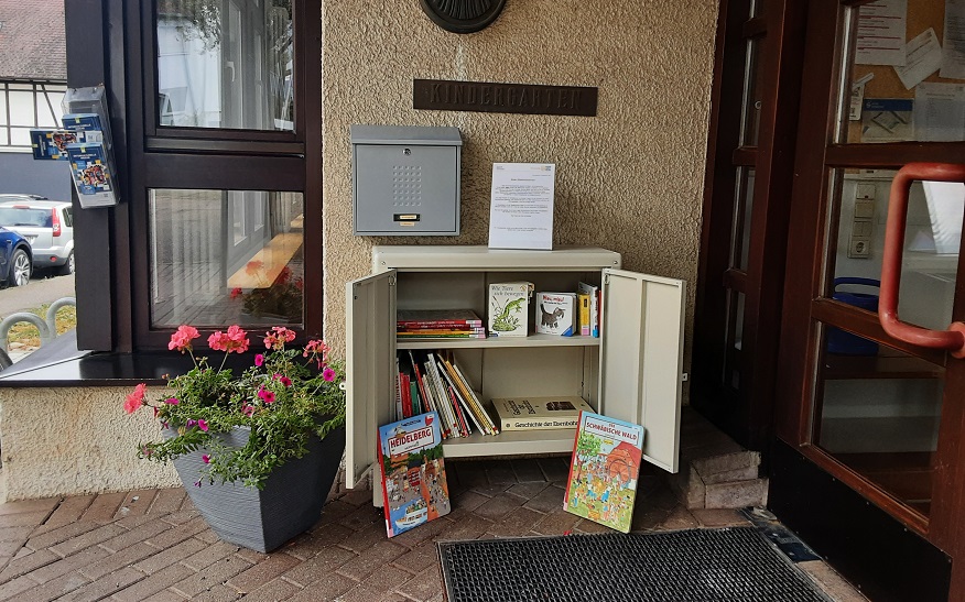 Der neue Tausch-Bücherschrank an der Kita Kirchstraße freut sich über viele junge Besucherinnen und Besucher.