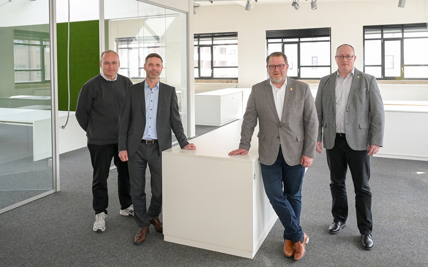 Schauen sich den neuen Co-Creative Space an (von links): Prof. Dr. Alexander Rossmann von der Hochschule Reutlingen, Daniel Geigis, geschäftsführender Vorstand der Knowledge Foundation @ Hochschule Reutlingen, Oberbürgermeister Nico Lauxmann und Gernot Haiges von der Wirtschaftsförderung der Stadt Kornwestheim. 
