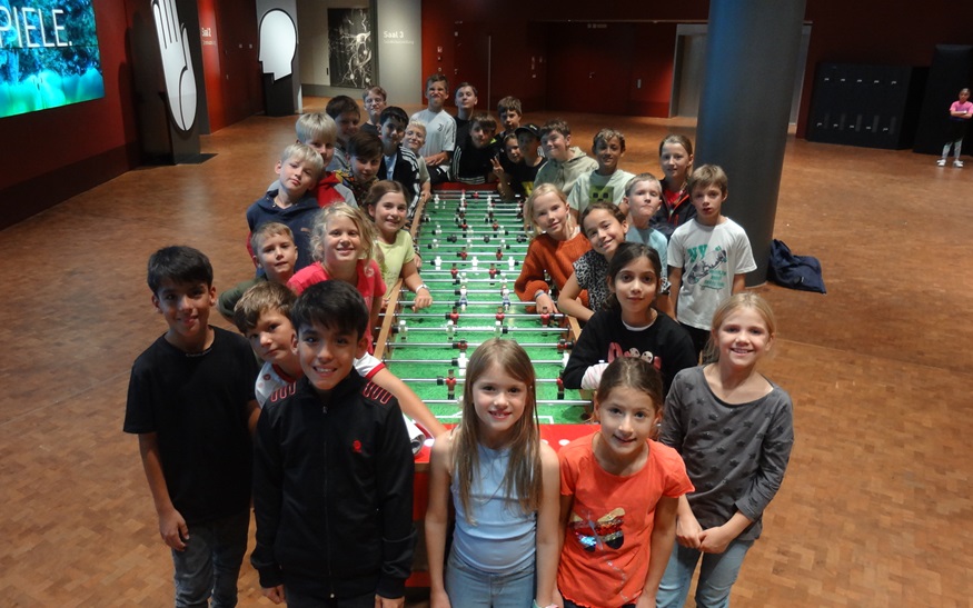 Während der Sommerferienfreizeit der Kindersportschule ging es für die jungen Teilnehmerinnen und Teilnehmer unter anderem zur experimenta nach Heilbronn.