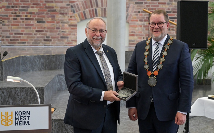 Oberbürgermeister Nico Lauxmann (rechts) durfte Franz Scheuermann die Philipp-Matthäus-Hahn-Medaille verleihen.