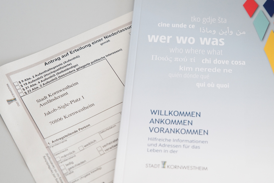 Willkommensbroschüre und Antrag auf Niederlassungserlaubnis