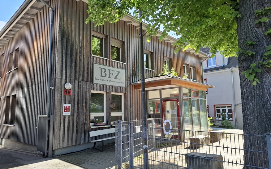 Eingang des Bewohner- und Familienzentrums Eingang des Bewohner- und Familienzentrums