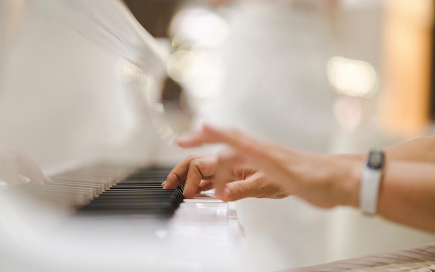 Person spielt Klavier.