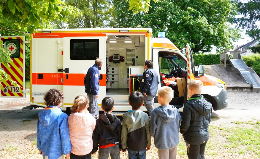 Das DRK bringt den Kindern Erste Hilfe bei