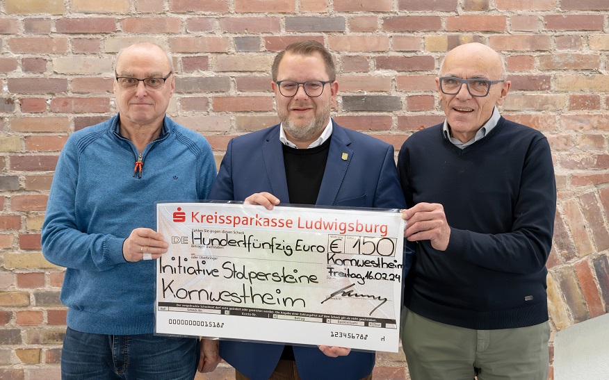 Oberbürgermeister Nico Lauxmann überreichte Rainer Juchheim (links) und Friedhelm Hoffmann (rechts) von der Initiative Stolpersteine den Spendenscheck.