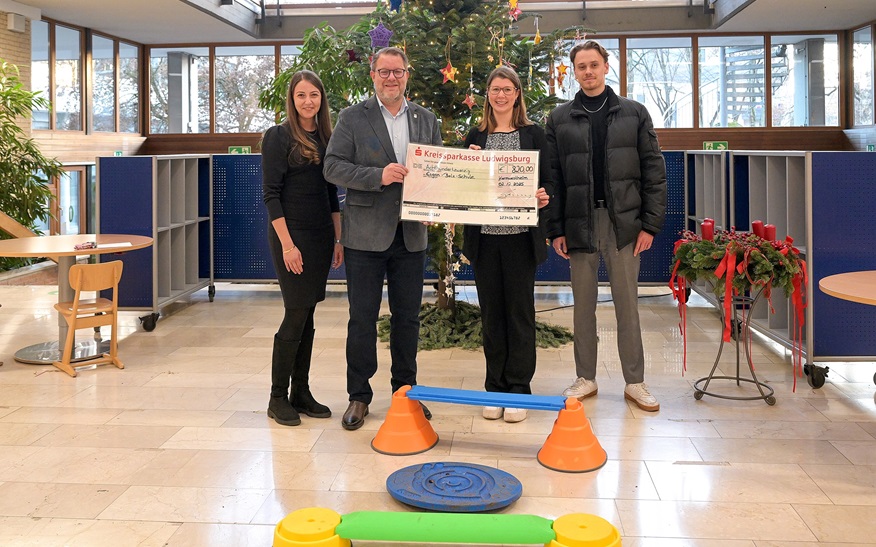 Oberbürgermeister Nico Lauxmann hat gemeinsam mit den städtischen Mitarbeitenden Gülten Duman (links) und Louis Keller (rechts) der Schulleiterin der Eugen-Bolz-Grundschule, Franziska Mauritz, den Spendenscheck der Bürgerstiftung überreicht.