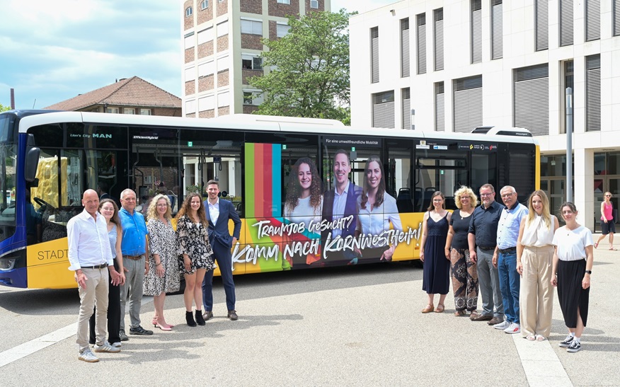 Freuen sich über den Beginn der Arbeitgeberkampagne (von links): Rüdiger Straub und Maria Wilden von der Agentur Straub & Straub, die Projektleitungen Jürgen Deiß und Petra Fuchs, die Kampagnengesichter Leyla Salcin, Janis Schickardt und Sina Schüssler, Stadträtin Sylvia Rauscher, Oberbürgermeister Nico Lauxmann, der Personalratsvorsitzende Hartmut Blechschmied sowie Sandra Schuon und Lisa Degen aus der städtischen Pressestelle.